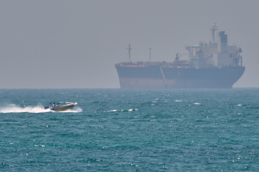 Čamac prolazi pored tankera u Ormuskom zalivu kod obale iranskog ostrva Kešm 18. aprila