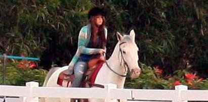 Miley Cyrus ujeżdża konia