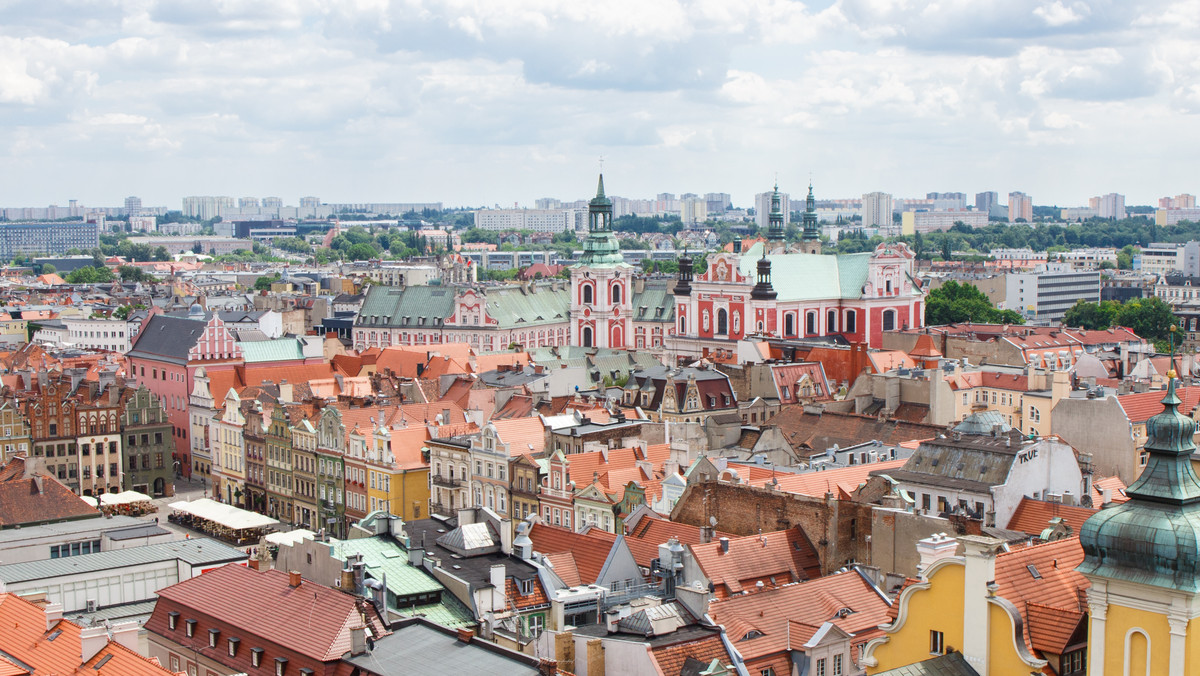 Blisko dwóch tysięcy osób spodziewają się w tym roku organizatorzy największej w Polsce wigilii dla ubogich pod jednym dachem. W hali Międzynarodowych Targów Poznańskich do wspólnego stołu zasiądą rodziny wielodzietne, seniorzy, samotni, chorzy i bezdomni.