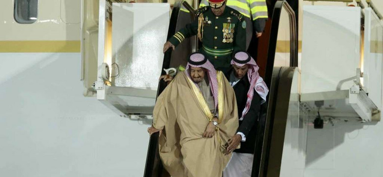 Król Arabii Saudyjskiej zdegustowany, że musi zejść po popsutych ruchomych schodach [HIT SIECI]