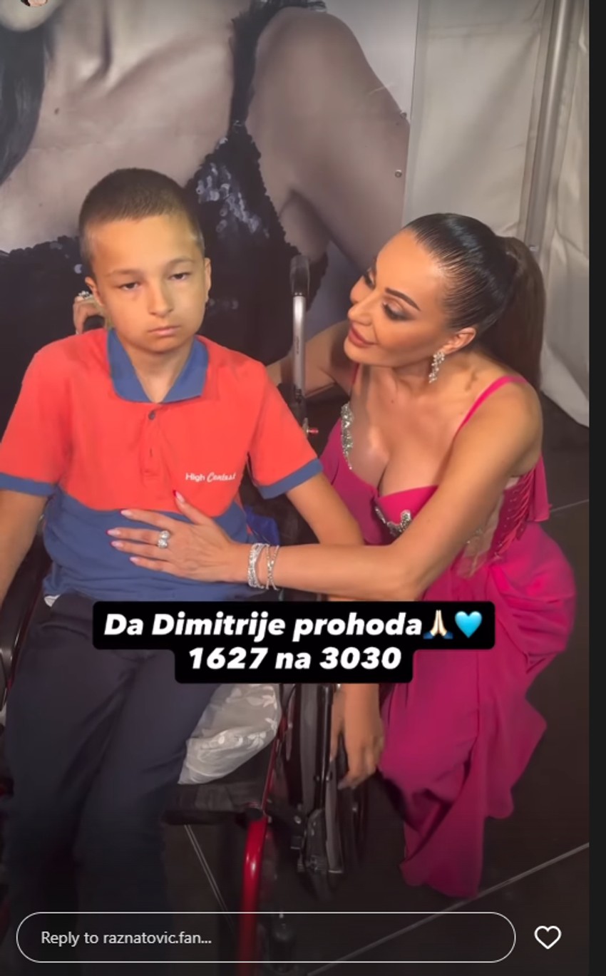 Ceca Ražnatović sa dečakom kojem treba pomoć