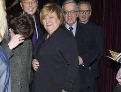 Krótko i asymetrycznie! Dawno niewidziana Anna Komorowska zaprezentowała odświeżoną fryzurę. FOTO