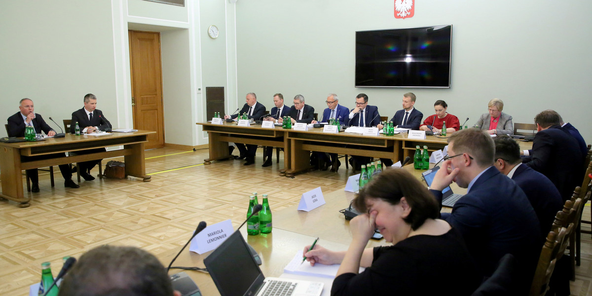 Przesłuchanie byłego ministra finansów Mateusza Szczurka (drugi z lewej) przed sejmową komisją ds. VAT.