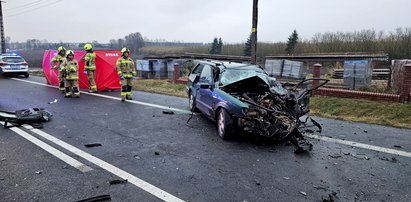 Wypadek pod Wieruszowem. Tyle zostało z passata po zderzeniu z autobusem