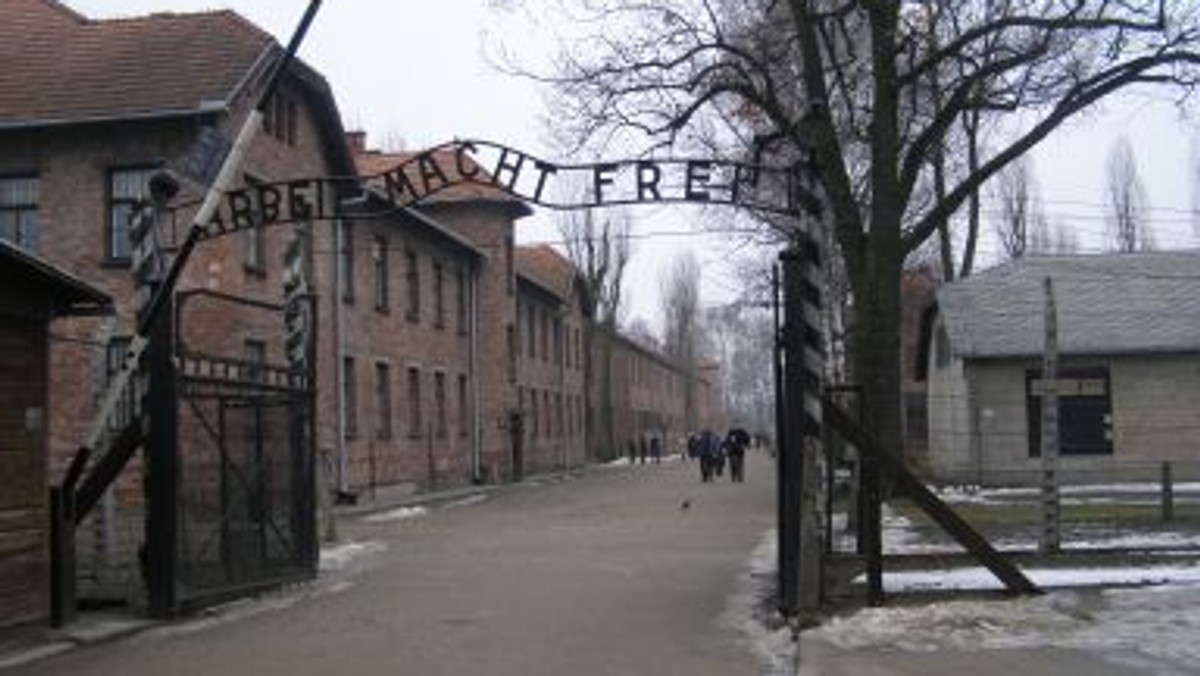 Członkowie Chrześcijańskiego Stowarzyszenia Rodzin Oświęcimskich upamiętnili ofiary niemieckiego obozu Auschwitz. W przypadającą 14 czerwca rocznicę pierwszego transportu polskich więźniów do tego obozu, złożyli kwiaty pod Ścianą Straceń na jego terenie.