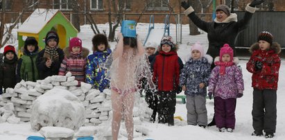 Szokujące sceny w Rosji. Każą dzieciom robić to na mrozie