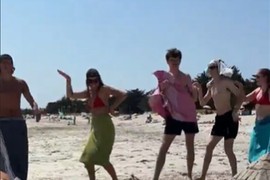 Turisti u Bugarskoj se ludo zabavljaju na plaži