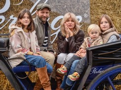 Szczęśliwy patchowork: Borys Szyc i Justyna Nagłowska z dziećmi na Hubertusie 2022. FOTO