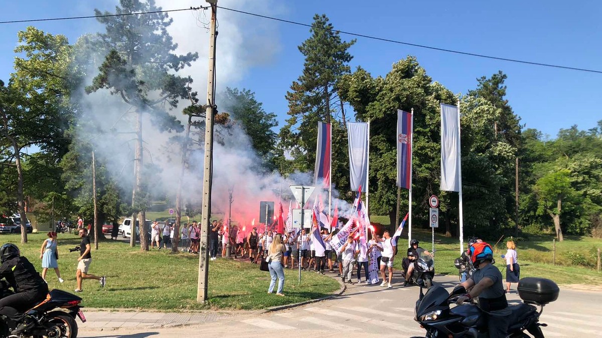 Pristalice SNS pesače iz Novog Sada do Beograda na skup 27. juna