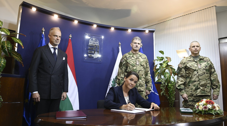  Novák Katalin köztársasági elnök aláírta Magyarország fegyveres védelmének tervét/ Fotó: MTI/Koszticsák Szilárd
