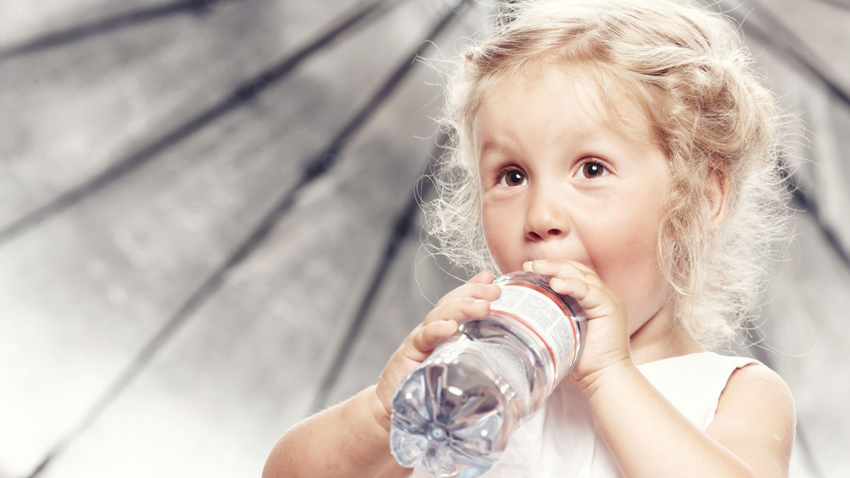 <strong>Wielu dorosłych ze zgrozą wspomina swoje dzieciństwo, gdy standardowym napojem dla najmłodszych były mocno dosładzane soki z koncentratów oraz pełne syntetycznych dodatków napoje gazowane. Dziś wiemy już, że przez całe życie, zaczynając od okresu prenatalnego, najlepszym napojem jest woda.</strong>