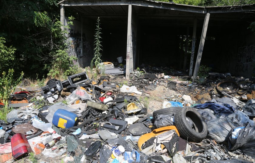 W centrum Białołęki straszy dzikie wysypisko śmieci