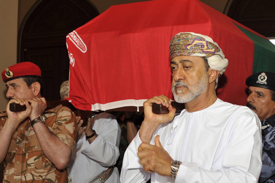 Nowy sułtan Omanu Haitham niesie trumnę z ciałem zmarłego sułtana Kabusa