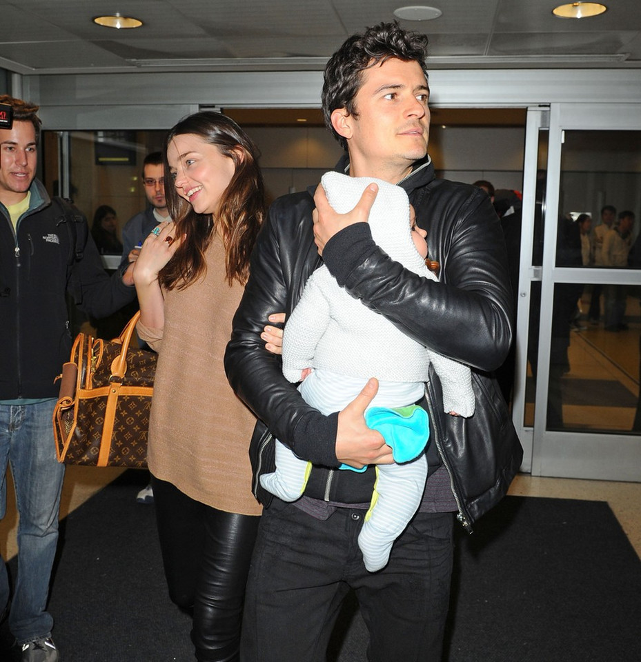 Miranda Kerr i Orlando Bloom z synem na lotnisku w Nowym Jorku