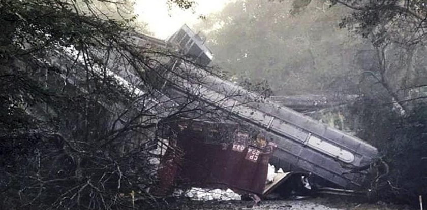 Katastrofa kolejowa. Pociąg spadł na autostradę