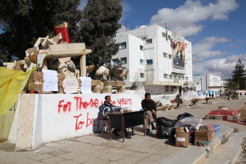 Sidi Bouzid, pomnik rewolucji i plakat Mohameda Bouazizi