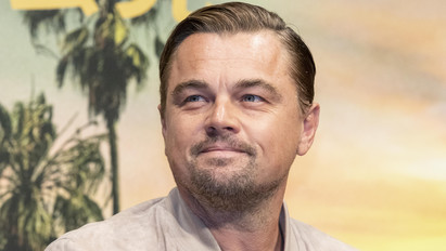 Hoppá: nem akárkivel fotózkodott Leonardo DiCaprio – Most az is kiderül, kivel