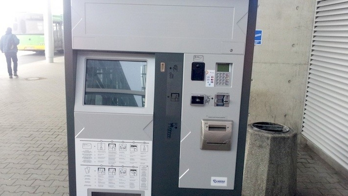 Operator sieci nowych biletomatów stacjonarnych kontynuuje prace montażowe przy kolejnych 17 automatach biletowych. 10 urządzeń zastąpi stare, wycofywane z użytku, natomiast 7 nowoczesnych automatów jest montowanych w nowych lokalizacjach.