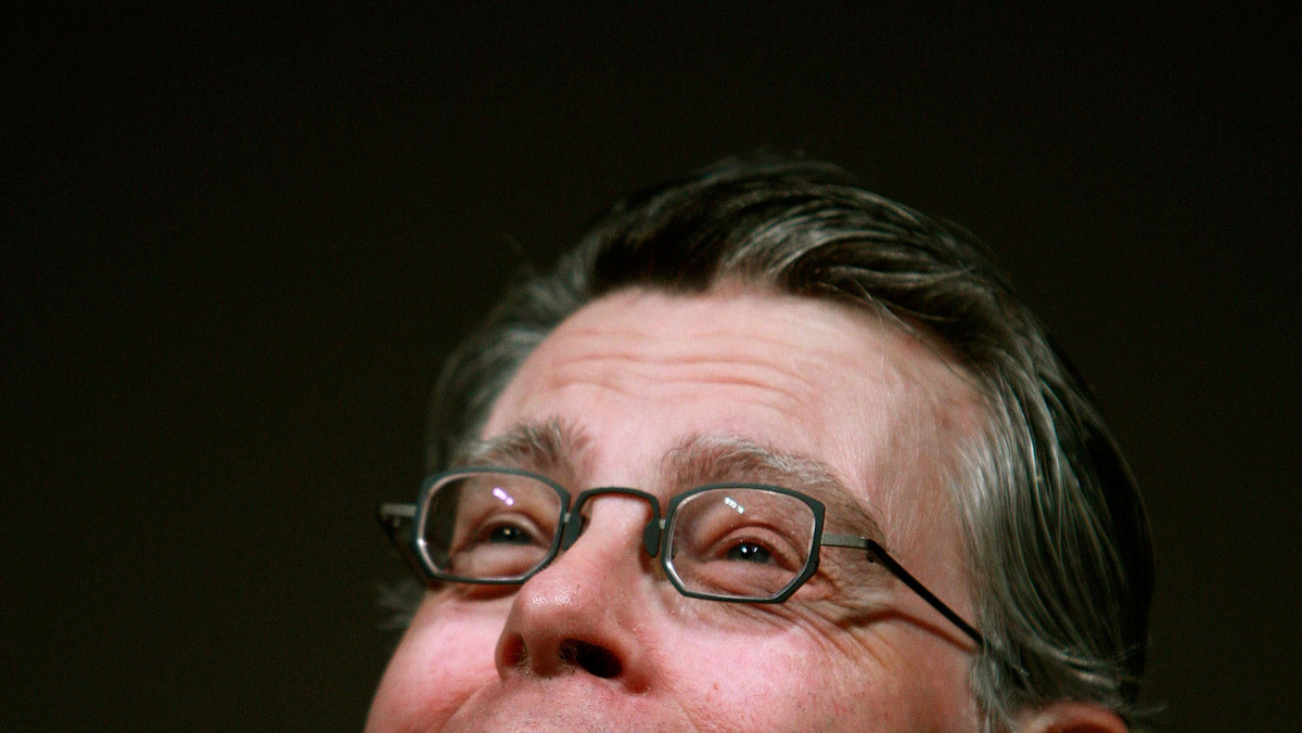 Stephen King, amerykański autor powieści grozy postanowił odnieść się do problemu nadużywania broni w USA. W tym celu opublikował 25-stronicowy esej zatytułowany "Guns", w którym krytykuje polityków, obywateli, media i producentów broni. "Ja zrobiłem swoje, teraz czas na was" - napisał King.