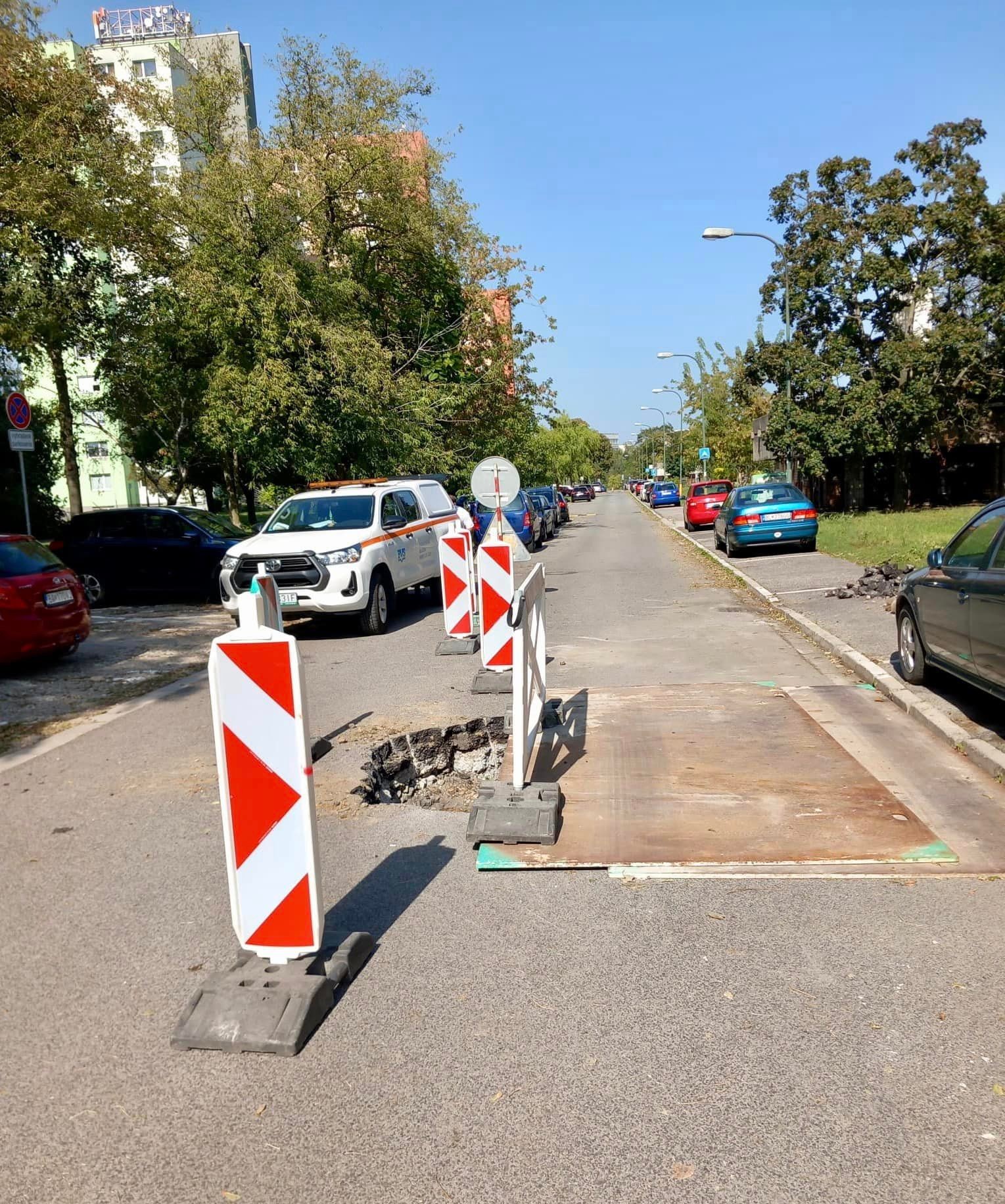 Na Baltskej ulici v Podunajských Biskupiciach sa prepadla časť vozovky.