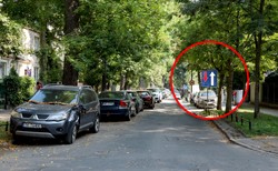 Za tym znakiem porzuć uprzejmości. Widzisz strzałkę? Musisz jechać