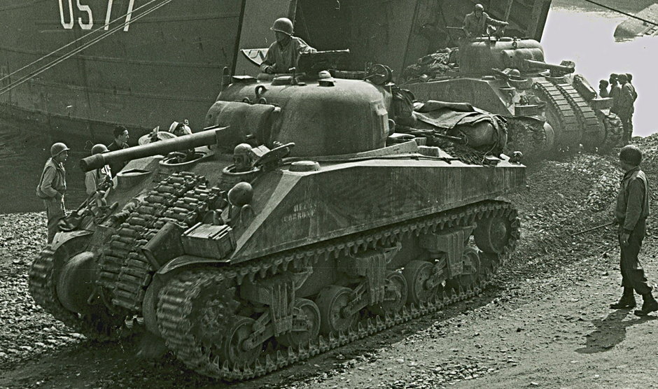 Czołgi Sherman dołączające do sił 5. Armii Stanów Zjednoczonych na przyczółku w Anzio podczas kampanii włoskiej w 1944 r.