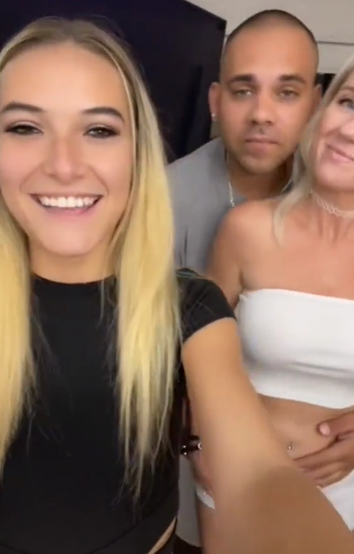 Madi Brooks s manželom a mamou.