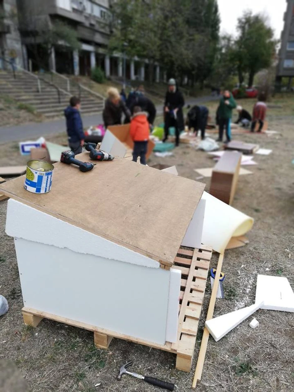 Ljubitelji životinja su napravili skoro 20 kućica za pse