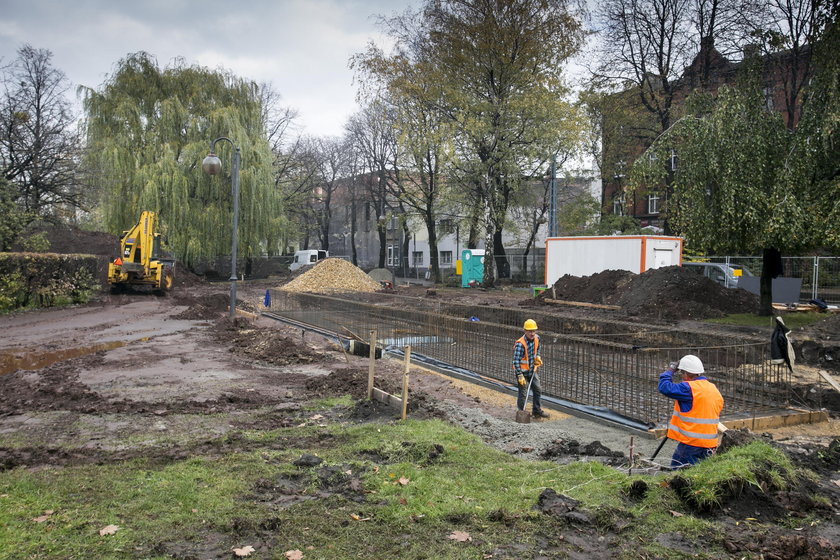 Chorzów. Budowa tężni solankowej na placu Hutników