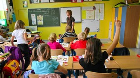 Protestują ws. "nowej, zaskakującej obietnicy zapłaty" dla nauczycieli. Samorządowcy zabrali głos