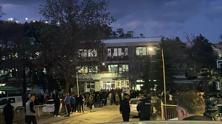 "Blic" ispred bolnice u Kočanima