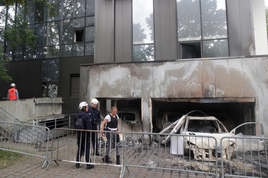 Policija pored zapaljenog automobila na severu Francuske