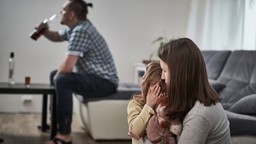 Jesteś bliskim osoby uzależnionej od alkoholu? Oto, co możesz zrobić, aby naprawdę pomóc jej wyjść z nałogu [WYWIAD]