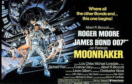 „Moonraker” z Rogerem Moorem w roli Bonda powstał pod silnym wpływem coraz większej popularności kina science fiction (domena publiczna)
