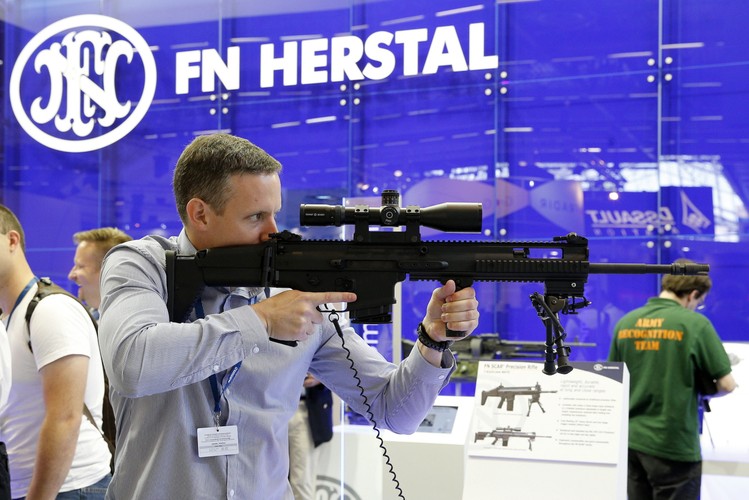 Swoją ofertę prezentuje także FN Herstal, który jest częścią belgijskiej Grupy Herstal. Pod markami FN Herstal, Browning i Winchester Repeating Arms Herstal Group produkuje i dystrybuuje pełną gamę broni i akcesoriów do obrony, łowiectwa i strzelectwa. Herstal Grupa posiada zakłady produkcyjne w Belgii, USA, Portugalii, Japonii i Finlandii i zatrudnia około 2400 osób.<br> Na zdjęciu widać jeden z karabinów automatycznych produkowanych przez FN Herstal. <br><br>Fot. EPA/YOAN VALAT Dostawca: PAP/EPA.