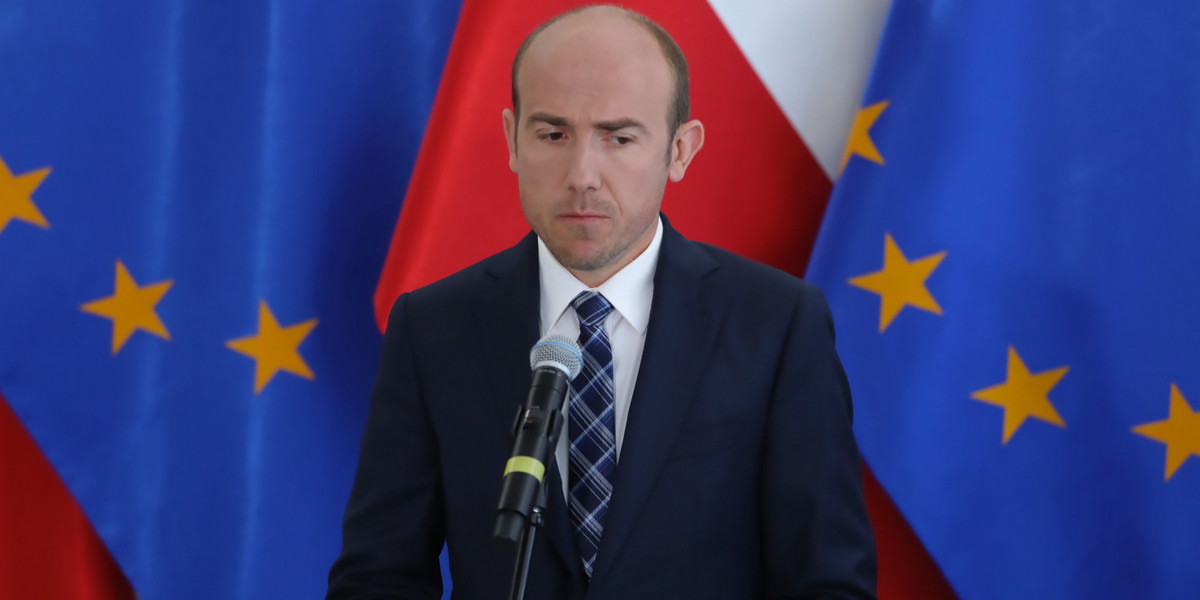 Borys Budka rekomenduje senatorom KO zagłosowanie przeciw ustawie, która przyznaje parlamentarzystom podwyżki uposażeń. Projekt przyjęty przez Sejm wzbudził liczne kontrowersje. 