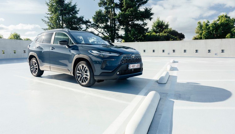 Nowa Toyota znika w ciemno. Ma silnik 2.0 i spala 4,9 l na 100 km. Cena hitem