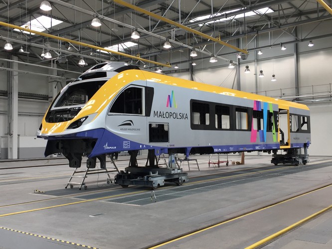 W tym samym czasie Newag realizuje kontrakt na 13 pociągów Impuls dla Małopolski. Pojazdów jest w sumie 13 w dwóch wersjach: pięcioczłonowej 45WE i czteroczłonowej 31WE. Wartość umowy to ponad 279 mln zł (wraz z ser­wisem i utrzy­ma­niem). Z tego cztery pojazdy są dziś na etapie montażu, cztery w trakcie spawania konstrukcji, a jeden w lakierni. Pociągi będą jeździły w kolorystyce nowego logo Małopolski.