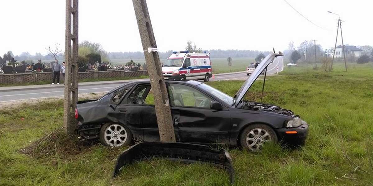 Śmierć niedaleko cmentarza. Auto uderzyło w słup