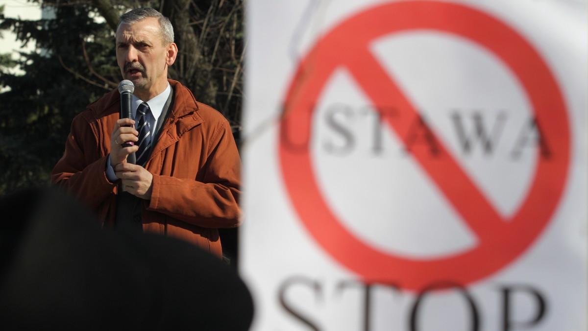 Około 50 osób demonstrowało przed gmachem Sejmu przeciwko nowelizacji ustawy o szkolnictwie wyższym. Pikietę zorganizowała Krajowa Sekcja Nauki NSZZ "Solidarność". W tym czasie w Senacie trwała debata nad uchwaloną przez Sejm nowelizacją.