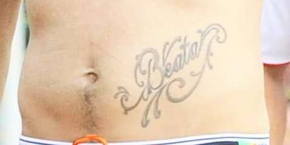 Który polski aktor ma tatuaż na brzuchu?