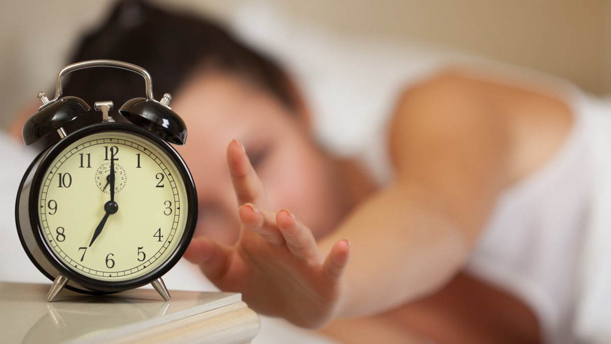 Jeśli nie lubisz chodzić spać zbyt wcześnie, to na pewno wiesz, jak trudno dobudzić się później rano. Istnieje jednak kilka sposobów, które pomogą ci oswoić "bolesne" poranki.