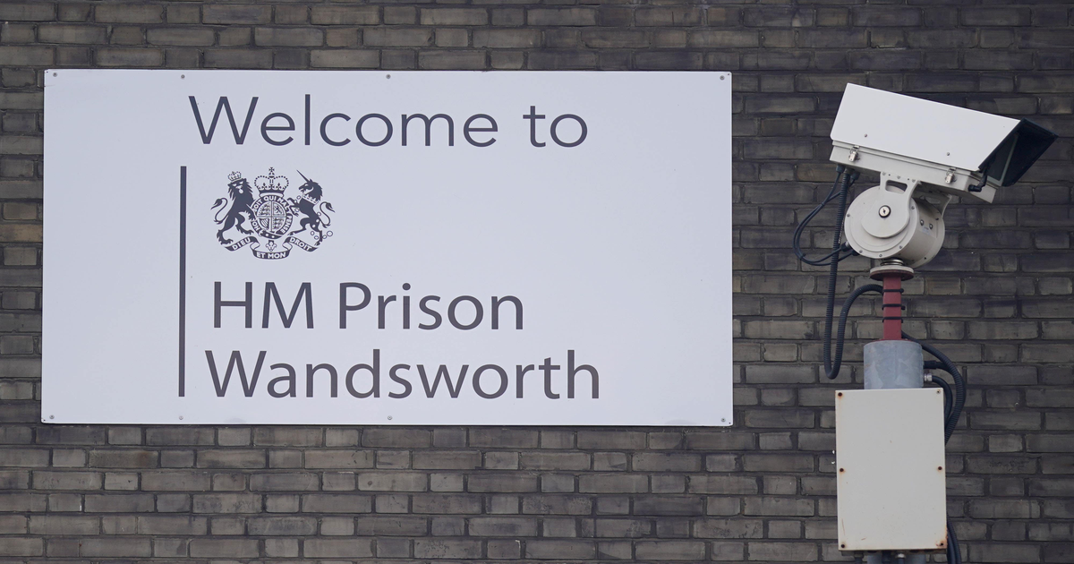 2 inmates mistakenly freed from London prison - manhunt underway