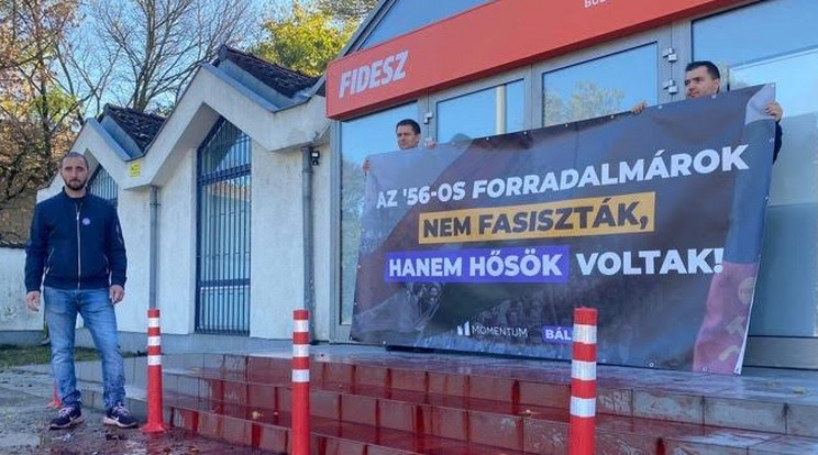Vörös festékkel öntötték le a 17. kerületi Fidesz irodát / Fotó: Momentum Mozgalom