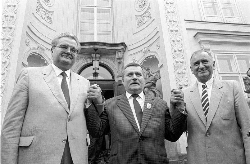 Roman Malinowski (ZSL), Lech Wałęsa (Solidarność) oraz Jerzy Jóźwiak (SD) po podpisaniu porozumienia koalicyjnego 17 sierpnia 1989 r. w Łazienkach Królewskich