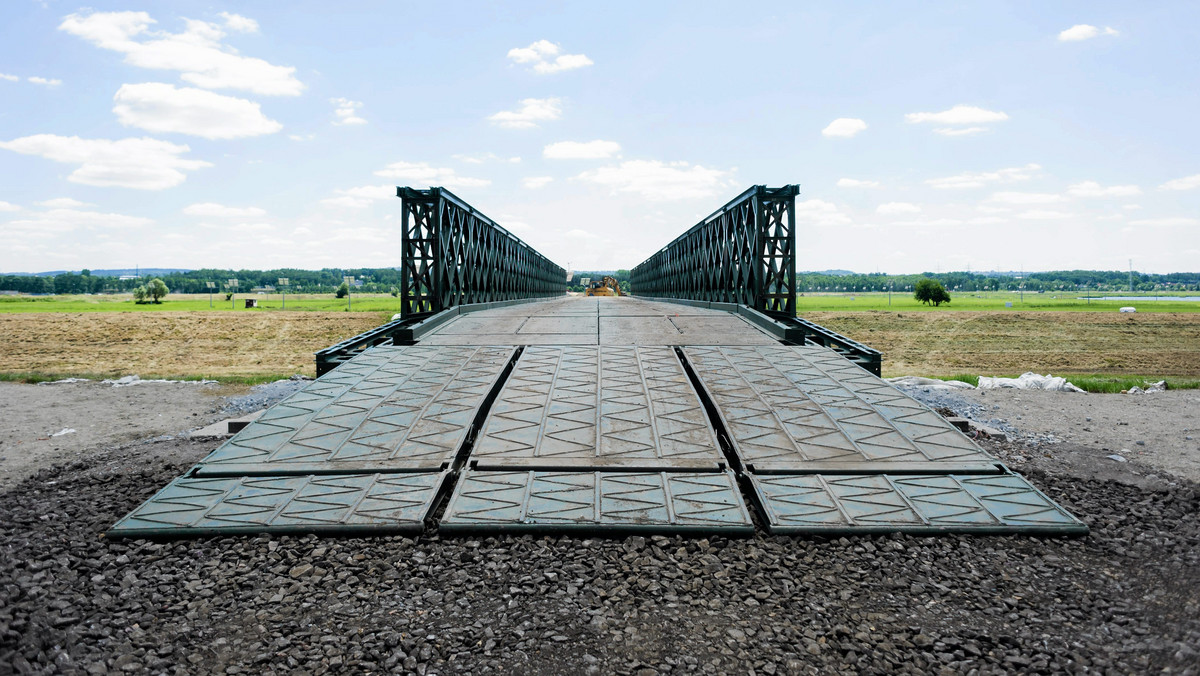 Wojsko wybudowało mosty w Brzegach