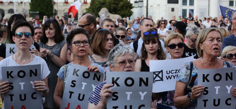 "Chcemy weta". Demonstracja pod Pałacem Prezydenckim w związku z ustawą o SN