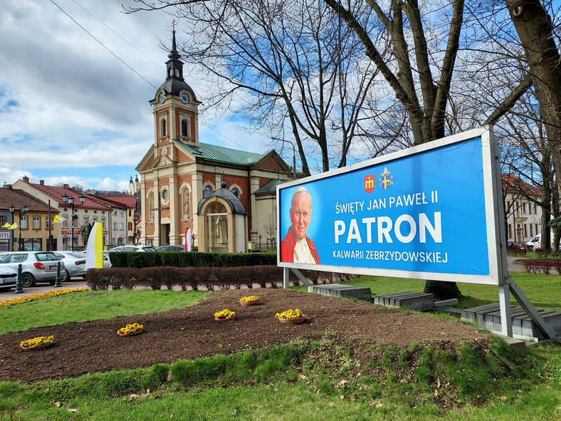 Burmistrz Kalwarii Zebrzydowskiej zaapelował o wywieszanie flag i podobizn papieża (Autorka zdjęcia: Monika Waluś/Onet)