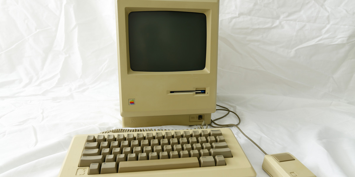 Pierwszy Macintosh pojawił się na rynku w 1984 roku. Jego sprzedaż początkowo nie napawał optymizmem