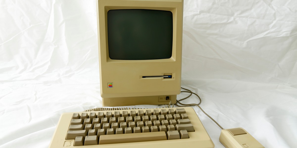 Pierwszy Macintosh pojawił się na rynku w 1984 roku. Jego sprzedaż początkowo nie napawał optymizmem